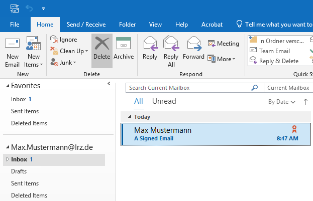 Section of the window displaying the Inbox folder. In the main field a field for the e-mail. On the left Max Mustermann, below it A Signed Email. On the right the certificate symbol, below it 8 colon 47 AM.