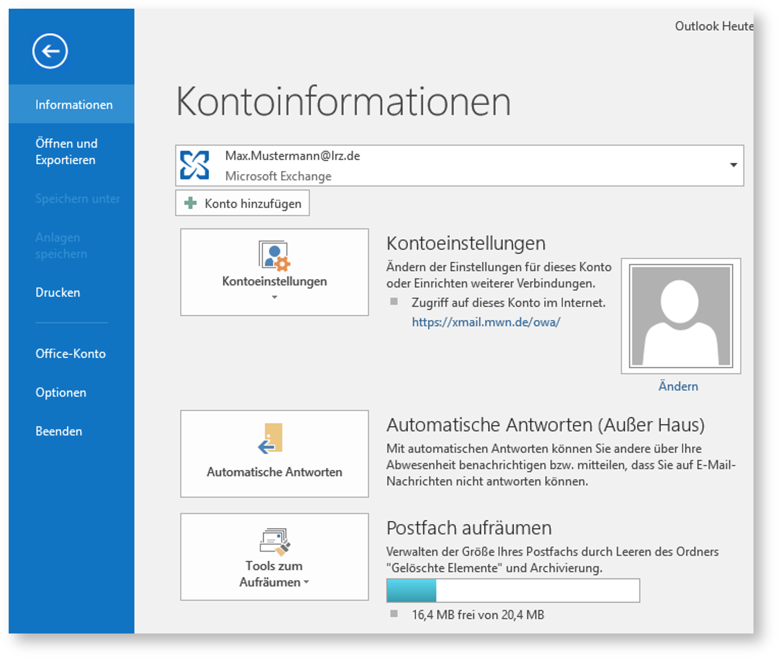 Fensterausschnitt. Linke Spalte Pfeil nach links im Kreis für zurück. Ausgewählt Informationen. Weitere Punkte. Rechts davon das Hauptfeld. Große Schrift, Kontoinformationen. Auswahlfeld für Konto. Schaltfläche Konto hinzufügen. Große Schaltfläche Kontoeinstellungen, rechts davon zugehörige Information. Große Schaltfläche Automatische Antworten, rechts davon zugehörige Information. Große Schaltfläche Tools zum Aufräumen, rechts davon Postfach aufräumen. Verwalten der Größe Ihres Postfachs durch Leeren des Ordners 'Gelöschte Elemente' und Archivierung. Waagrechtes Feld, von links zu etwa 20 Prozent blau ausgefüllt. 16,2 MB frei von 20,4 MB.