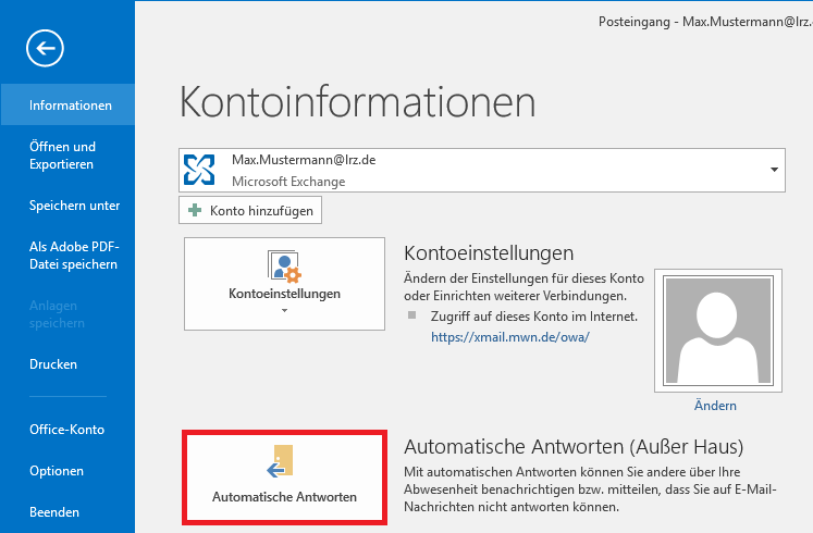 Fensterausschnitt. Linke Spalte Pfeil nach links im Kreis für zurück. Ausgewählt Informationen. Weitere Punkte. Rechts davon das Hauptfeld. Große Schrift, Kontoinformationen. Auswahlfeld X-artiges Symbol, dass an 2 gekreuzte Büroklammern erinnert, 2-zeilige Beschriftung, Max.Mustermann At lrz.de, Microsoft Exchange. Darunter Schaltfläche Pluszeichen, Konto hinzufügen. Große Schaltfläche Kontoeinstellungen, rechts davon zugehörige Information. Markierte große Schaltfläche Automatische Antworten, rechts daneben, Automatische Antworten (Außer Haus). Mit automatischen Antworten können Sie andere über Ihre Abwesenheit benachrichtigen bzw. mitteilen, dass Sie auf E-Mail-Nachrichten nicht antworten können.