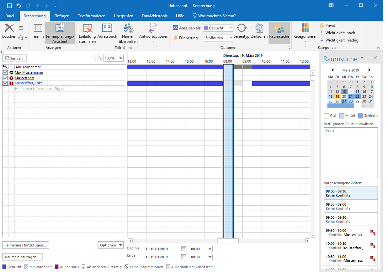 Kalender-Fenster Unbenannt - Besprechung. 8 Registerkarten, ausgewählt Besprechung. In der Befehlsgruppe Anzeigen ist ausgewählt Terminplanungs-Assistent. In der Befehlsgruppe Optionen ist ausgewählt Raumsuche. Darunter im Hauptfeld 2 Kästen. Linker Kasten des Hauptfeldes Schaltfläche Senden, rechts Symbol Lupe für Suchen, Auswahlfeld 100 Prozent. Darunter eine große Tabelle mit 3 Spalten und 4 Einträgen, Beschreibung spaltenweise. Schmale Spalte 1, Symbol Brief mit Pfeil nach unten, 3 mal Kästchen mit Haken. Schmale Spalte 2, leer, Symbol Lupe im Kreis, 2 mal Symbol Pfeil nach oben im Kreis. Spalte 3, Alle Teilnehmer, Max Mustermann, Musterteam, Musterfrau Komma Erika, darunter der Hinweis Hier einen Namen zufügen. Unter der Tabelle links 2 Schalflächen, Teilnehmer hinzufügen..., darunter Räume hinzufügen..., rechts Auswahlfeld Optionen. Rechter Kasten des Hauptfeldes eine große Tabelle mit Verschiebebalken unten und mehreren Spalten für die einzelnen Stunden, 12 Doppelpunkt 00 bis 16 Doppelpunkt 00, gleich gefolgt von 08 Doppelpunkt 00 bis 12 Doppelpunkt 00, überschrieben mit Dienstag, 19. März 2019. Die darunter liegenden Zeilen korrespondieren mit den Teilnehmern der linken Tabelle und enthalten verschieden farbige Balken, deren Bedeutung ganz unten erklärt ist, z. B. blau für Gebucht. Unter der Tabelle zwei Zeilen für einen geplanten Termin. Beginn, Datumsfeld Di 19.03.2019, Auswahlfeld 08 Doppelpunkt 00. Ende, gleiches Datumsfeld, Auswahlfeld 08 Doppelpunkt 30. In der Tabelle erscheint dieser Zeitbereich in den 32 Teilnehmerzeilen als hervorgehobene Säule. Rechts von der Tabelle ist eine Verschiebebalken für den Teilnehmerbereich beider Tabellen. Rechts vom Hauptfeld ist die Spalte Raumsuche.