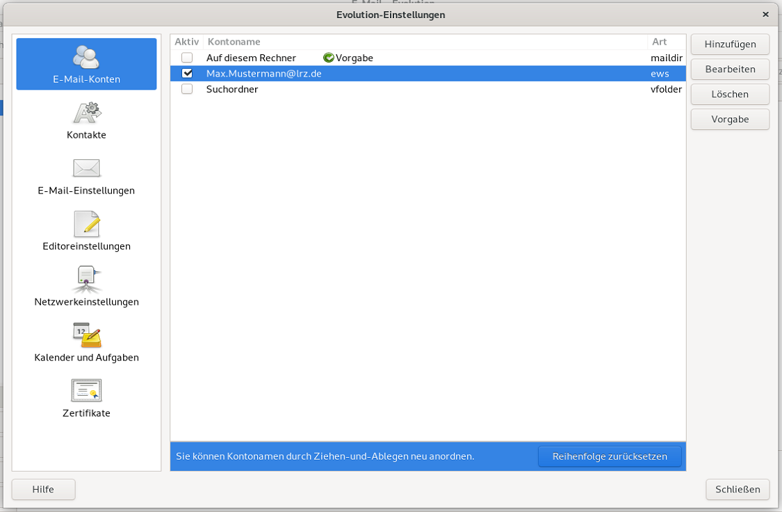 Fenster Evolution-Einstellungen. Linke Spalte zentriert 7 Punkte, jeweils mit Symbol und darunter Benennung, ausgewählt Punkt 1 E-Mail-Konten. Rechts das Hauptfeld. Tabelle mit 3 Spalten und 3 Einträgen. Eintrag 1. Spalte Aktiv, leeres Kästchen. Breite Spalte Kontoname, Auf diesem Rechner, Symbol Haken auf Kreis, Vorgabe. Spalte Art, maildir. Eintrag 2 ist ausgewählt. Spalte Aktiv, Kästchen mit Haken. Breite Spalte Kontoname, Max.Mustermann At lrz.de. Spalte Art, ews. Eintrag 3. Spalte Aktiv, leeres Kästchen. Breite Spalte Kontoname, Suchordner. Spalte Art, vfolder. Unten ausgewählt, Sie können Kontonamen durch Ziehen-und-Ablegen neu anordnen, Schaltfläche Reihenfolge zurücksetzen. Rechts davon untereinander 4 Schaltflächen, Hinzufügen, Bearbeiten, Löschen, Vorgabe. Ganz unten links, Schaltfläche Hilfe, rechts Schaltfläche Schließen.