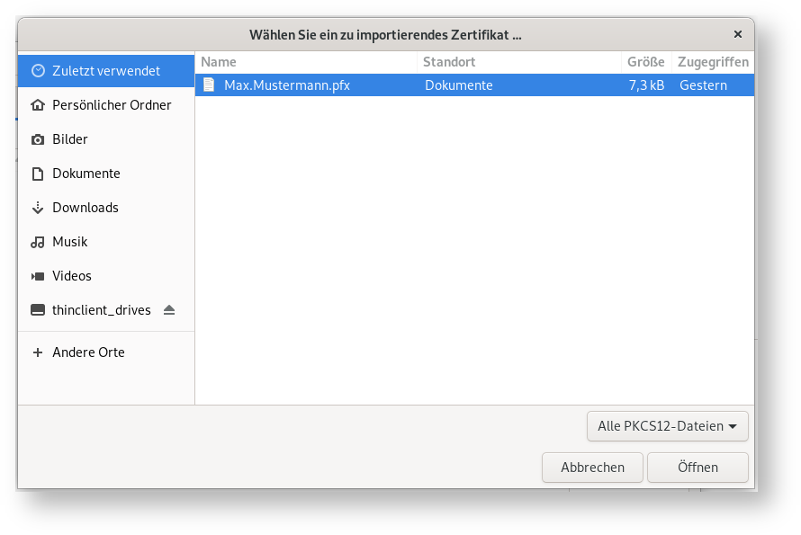 Fenster Wählen Sie ein zu importierendes Zertifikat ... Linke Spalte mit 9 Punkten mit Minisymbol und Benennung, ausgewählt Punkt 1 Zuletzt verwendet. Rechts das Hauptfeld. Tabelle mit 4 SPalten und einem ausgewähltem Eintrag. Spalte Name, Minisymbol, Max.Mustermann.pfx. Spalte Standort, Dokumente. Spalte Größe, 7,3 kB. Spalte Zugegriffen, Gestern. Unter der Tabelle rechts, Auswahlfeld Alle PKCS12-Dateien. Ganz unten rechts, Schaltflächen Abbrechen, Öffnen.