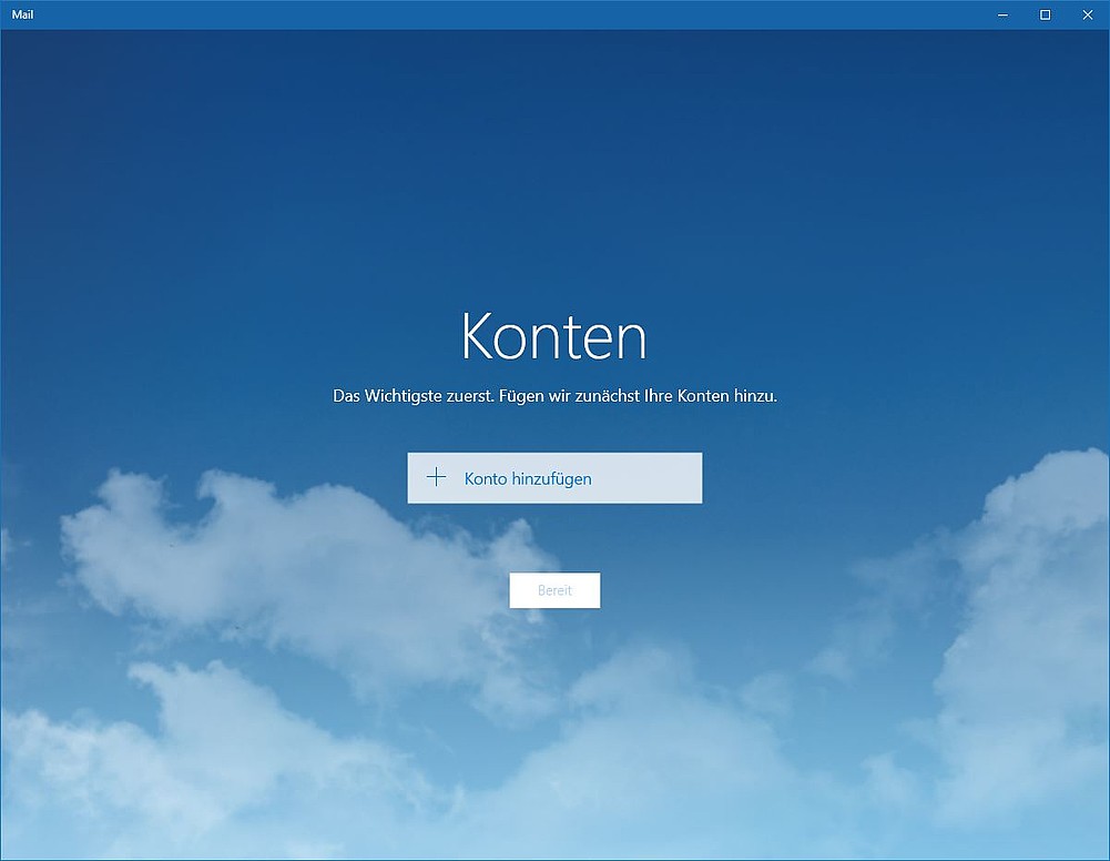 Großes Fenster Mail. Hintergrund blauer Himmel, im unteren Bereich leichte Wolken. Der Inhalt steht zentriert um die Mitte. Große Schrift, Konten. Das Wichtigste zuerst. Fügen wir zunächst Ihre Konten hinzu. Schaltfläche Pluszeichen, Konto hinzufügen. Abgeblendete Schaltfläche Bereit.