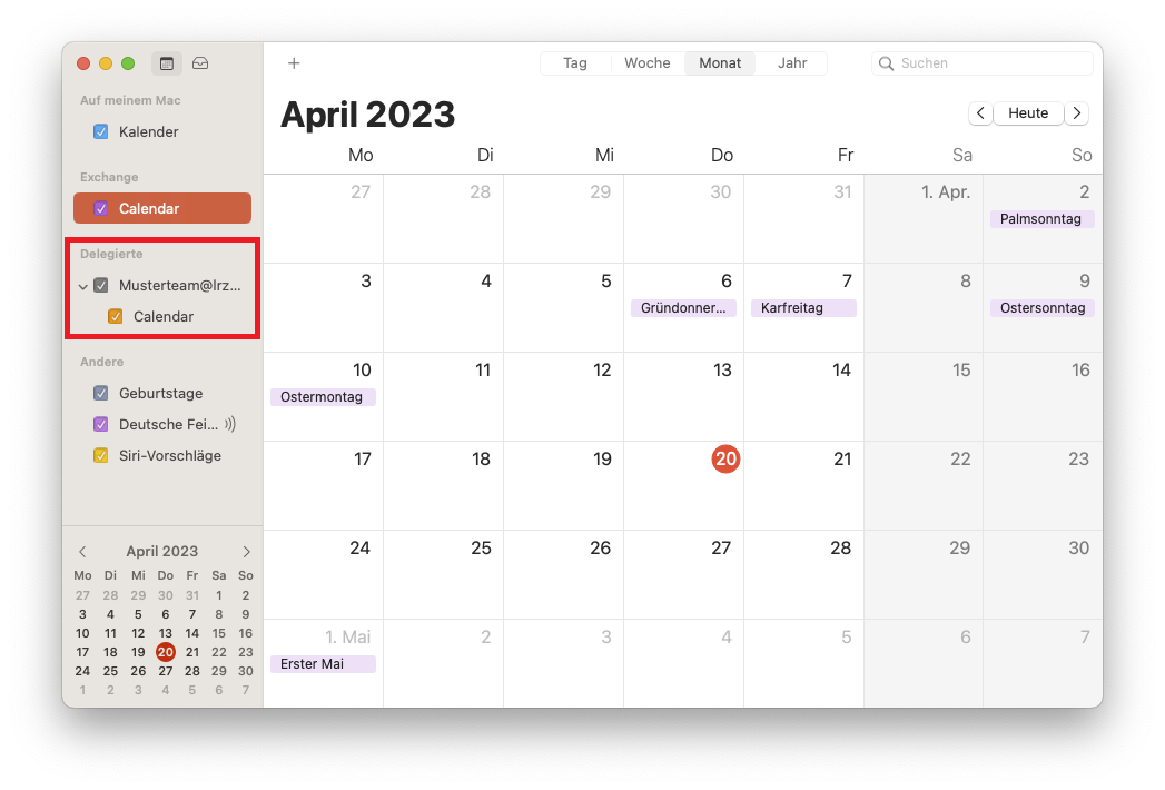 Kalender-Fenster. Pluszeichen. In der Mitte 4 zusammenhängende Schaltflächen Tag, Woche, ausgewählt Monat, Jahr. Rechts Suchfeld. Linke Spalte. Bereich Auf meinem Mac mit 1 Unterpunkt. Kästchen mit Haken, Kalender. Bereich Exchange mit 1 Unterpunkt. Kästchen mit Haken, Calendar. Markierter Bereich Delegierte. Ausgeklappt Kästchen mit Haken, Musterteam At Lrz..., Unterpunkt Kästchen mit Haken, Calendar. Bereich Andere mit 3 Unterpunkten. Kästchen mit Haken, Geburtstage. Kästchen mit Haken, Deutsche Fei..., Kästchen mit Haken, Siri-Vorschläge, Unten, Monatsübersicht April 2023. Rechts im Hauptfeld die große Monatsübersicht März 2023 mit eingetragenen Feiertagen.