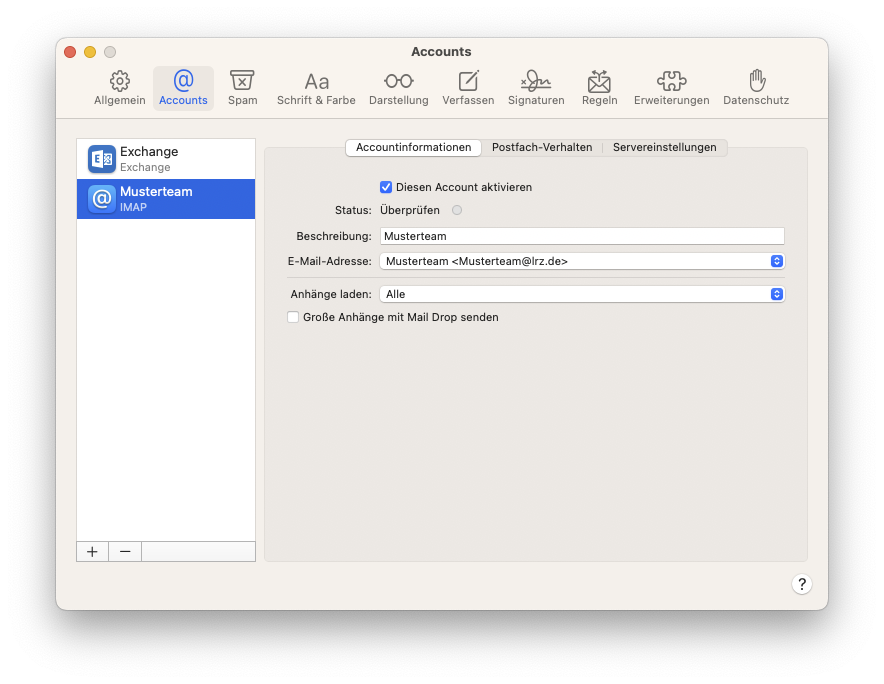 Fenster Accounts. 10 Symbole, jeweils darunter eine Angabe. Die 10 Angaben sind Allgemein, ausgewählt Accounts, Spam, Schrift und Farbe, Darstellung, Verfassen, Signaturen, Regeln, Erweiterungen, Datenschutz. Linke Spalte mit 2 Einträgen. Exchange Icon, Exchange, Exchange. Ausgewählt At Icon, Musterteam, IMAP. Leere Fläche. Unterhalb 2 Schaltflächen Pluszeichen, Minuszeichen.  Rechts Hauptsfeld mit drei Tabs. Ausgewählt Accountinformationen, Postfach-Verhalten, Servereinstellungen. Kästchen mit Haken, Diesen Account aktivieren. Status, Doppelpunkt, Überprüfen. Beschreibung, Doppelpunkt, Eingabefeld, Musterteam. E-Mail-Adresse, Doppelpunkt, Auswahlfeld, Musterteam Spitzeklammer Musterteam At lrz.de Spitzeklammer. Anhänge laden, Doppelpunkt, Auswahlfeld, Alle. Leees Kästchen, Große Anhänge mit Mail Drop senden.