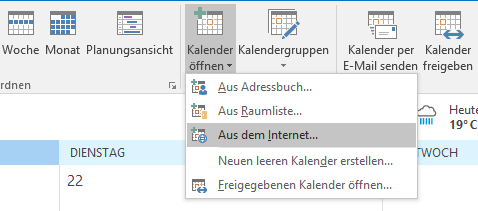 Fensterausschnitt. Ausgewählt Kalender öffnen, darunter das Untermenü mit 5 Punkten, Aus Adressbuch..., Aus Raumliste..., ausgewählt Aus dem Internet..., Neuen Kalender erstellen..., Freigegebenen Kalender öffnen...