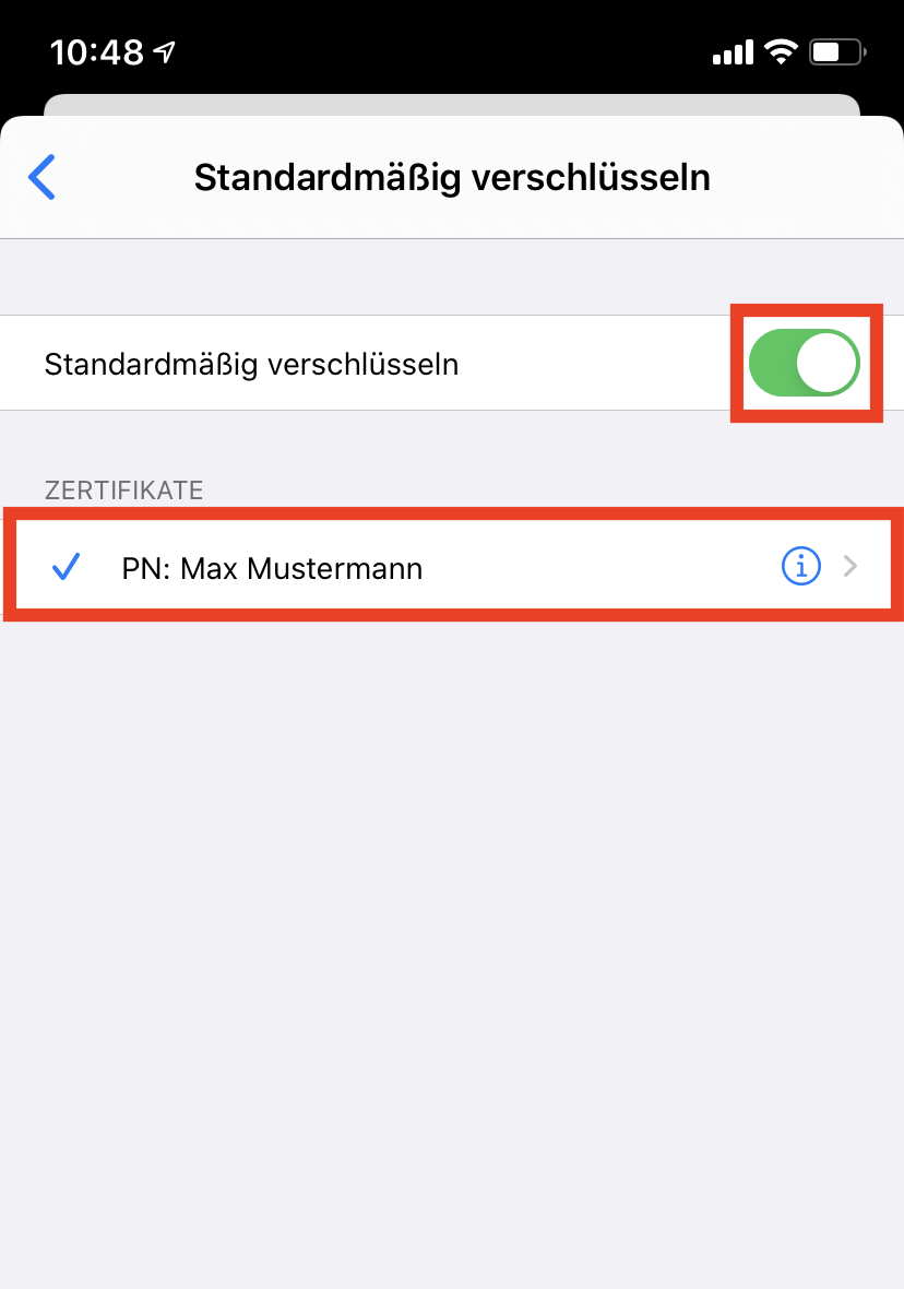 Fenster Standardmäßig verschlüsseln, links anklickbar Kleinerzeichen. Hellgrauer Balken. Standardmäßig verschlüsseln, rechts markiert eingeschalteter Schiebeschalter. Hellgrauer Balken mit dem Text ZERTIFIKATE. Markierte Zeile Symbol Haken, PN Doppelpunkt, Max Mustermann, rechts Symbol i im Kreis, Größerzeichen.