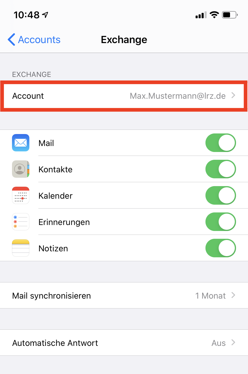 Fenster Exchange, links anklickbar Kleinerzeichen Accounts. Hellgrauer Balken mit dem Text EXCHANGE. Markierte Zeile Account, rechts Max.Mustermann At lrz.de Größerzeichen. Hellgrauer Balken. 5 Posten mit Symbol, Benennung und rechts einem eingeschalteten Schiebeschalter. E-Mail, Kontakte, Kalender, Erinnerungen, Notizen. Hellgrauer Balken. Mail synchronisieren, rechts 1 Monat, Größerzeichen. Hellgrauer Balken. Automatische Antwort, rechts Aus Größerzeichen.