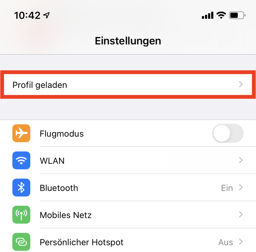 Einstellungen. Markiert Profil geladen, rechts Größerzeichen. 5 Punkte, jeweils mit vorangestelltem Symbol. Flugmodus, rechts Schalter ausgeschaltet. WLAN, rechts Größerzeichen. Bluetooth, rechts Ein, Größerzeichen. Mobiles Netz, rechts Größerzeichen. Persönlicher Hotspot, rechts Aus, Größerzeichen.