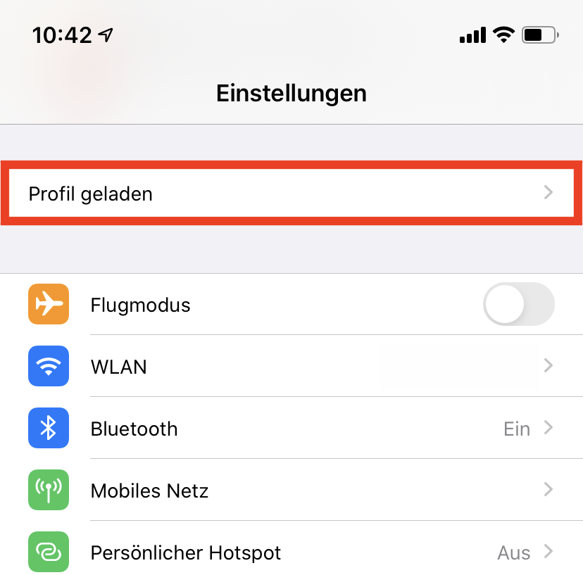 Einstellungen. Markiert Profil geladen, rechts Größerzeichen. 5 Punkte, jeweils mit vorangestelltem Symbol. Flugmodus, rechts Schalter ausgeschaltet. WLAN, rechts Größerzeichen. Bluetooth, rechts Ein, Größerzeichen. Mobiles Netz, rechts Größerzeichen. Persönlicher Hotspot, rechts Aus, Größerzeichen.