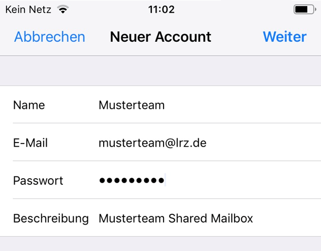 Fenster Neuer Account, links anklickbar Abbrechen, rechts anklickbar Weiter. Hellgrauer Balken. Name, Eingabefeld Musterteam. E-Mail, Eingabefeld musterteam At lrz.de. Passwort, Eingabefeld Dicke Punkte. Beschreibung, Eingabefeld Musterteam Shared Mailbox.